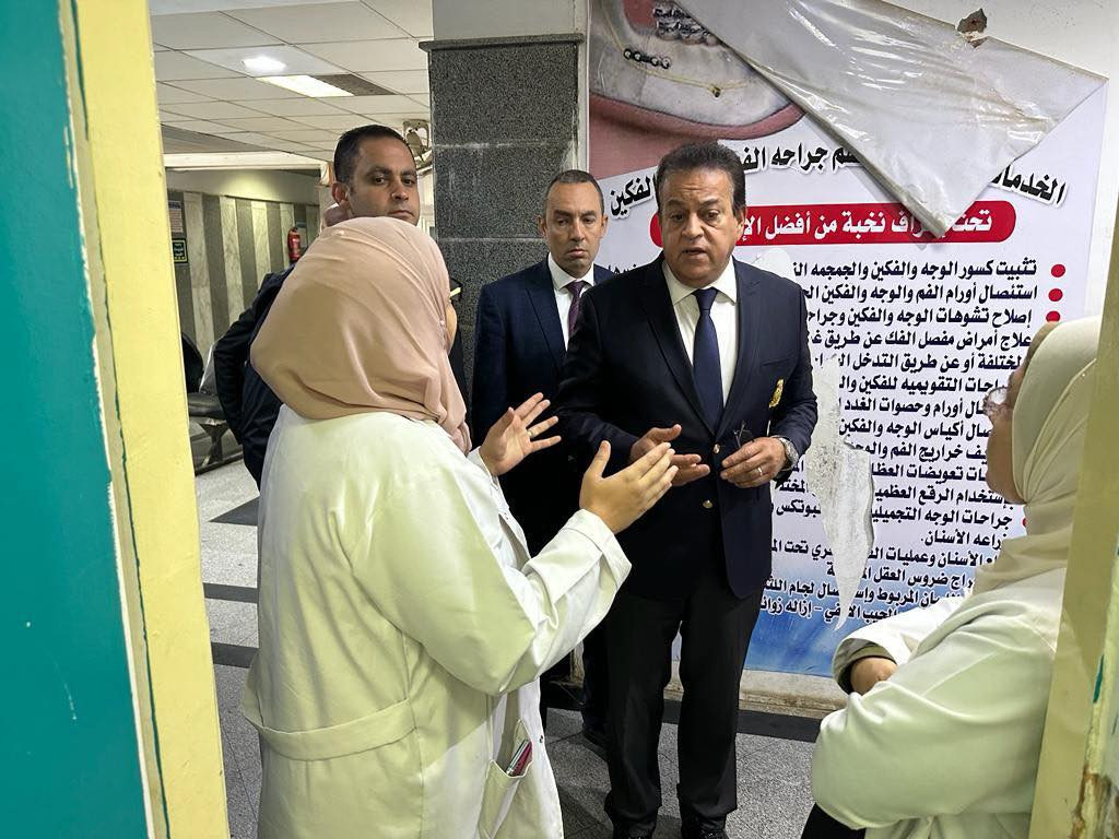 وزير الصحة خلال الزيارة
