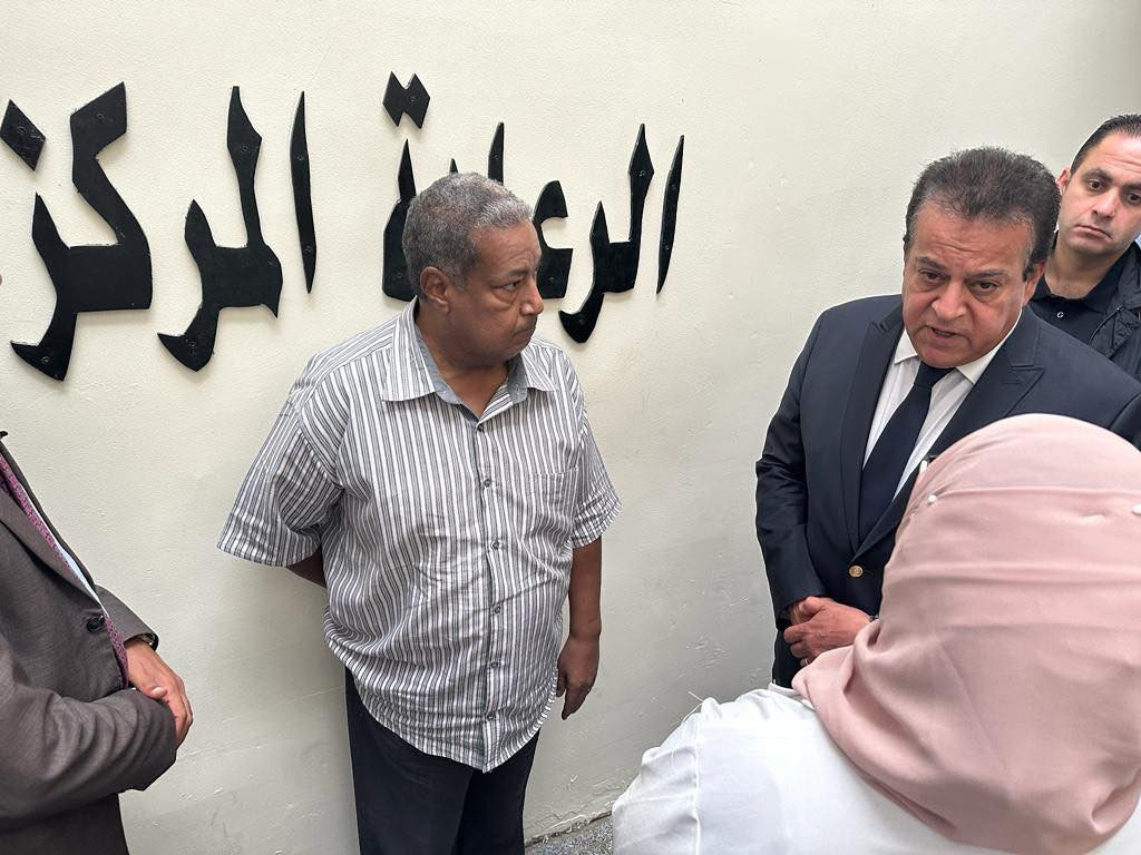 وزير الصحة خلال الزيارة