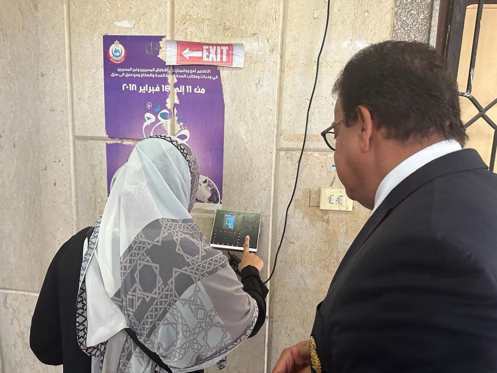 وزير الصحة خلال الزيارة