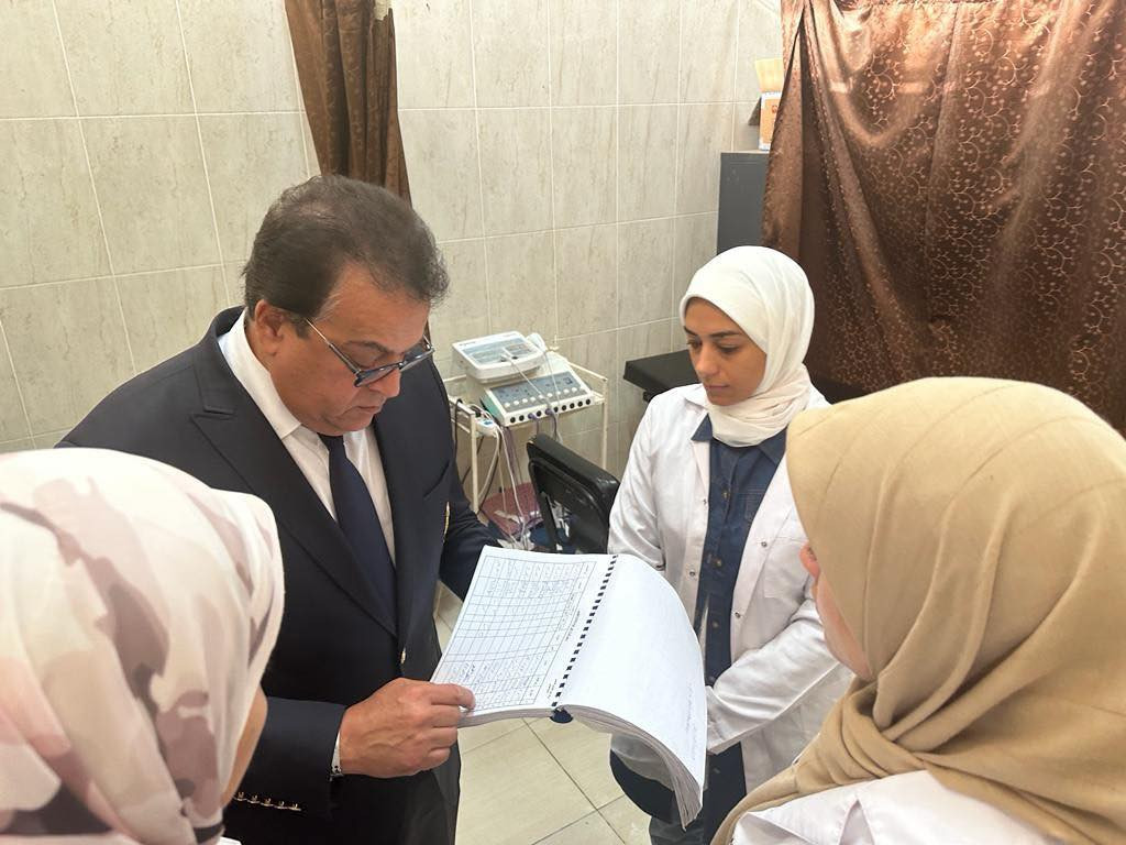 وزير الصحة خلال الزيارة