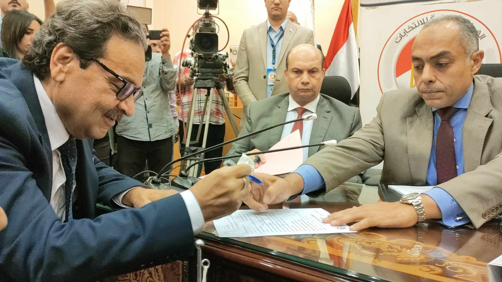 فريد زهران يتقدم بأوراق ترشحه لخوض الانتخابات الرئاسية