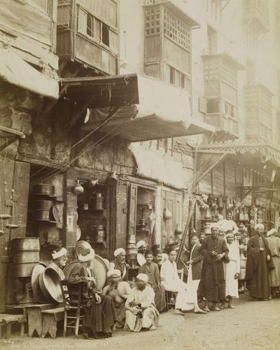 تتخطى الـ 150 عامًا.. صورة نادرة لمحل مشغولات نحاسية في خان ...