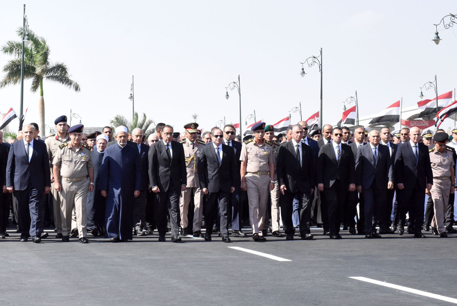 السيسي يتقدم جنازة اللواء محمد أمين نصر