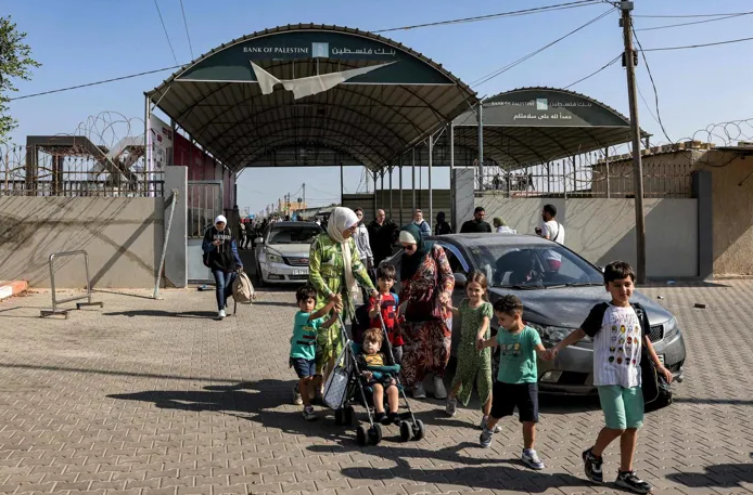 إجلاء مزدوجي الجنسية من معبر رفح