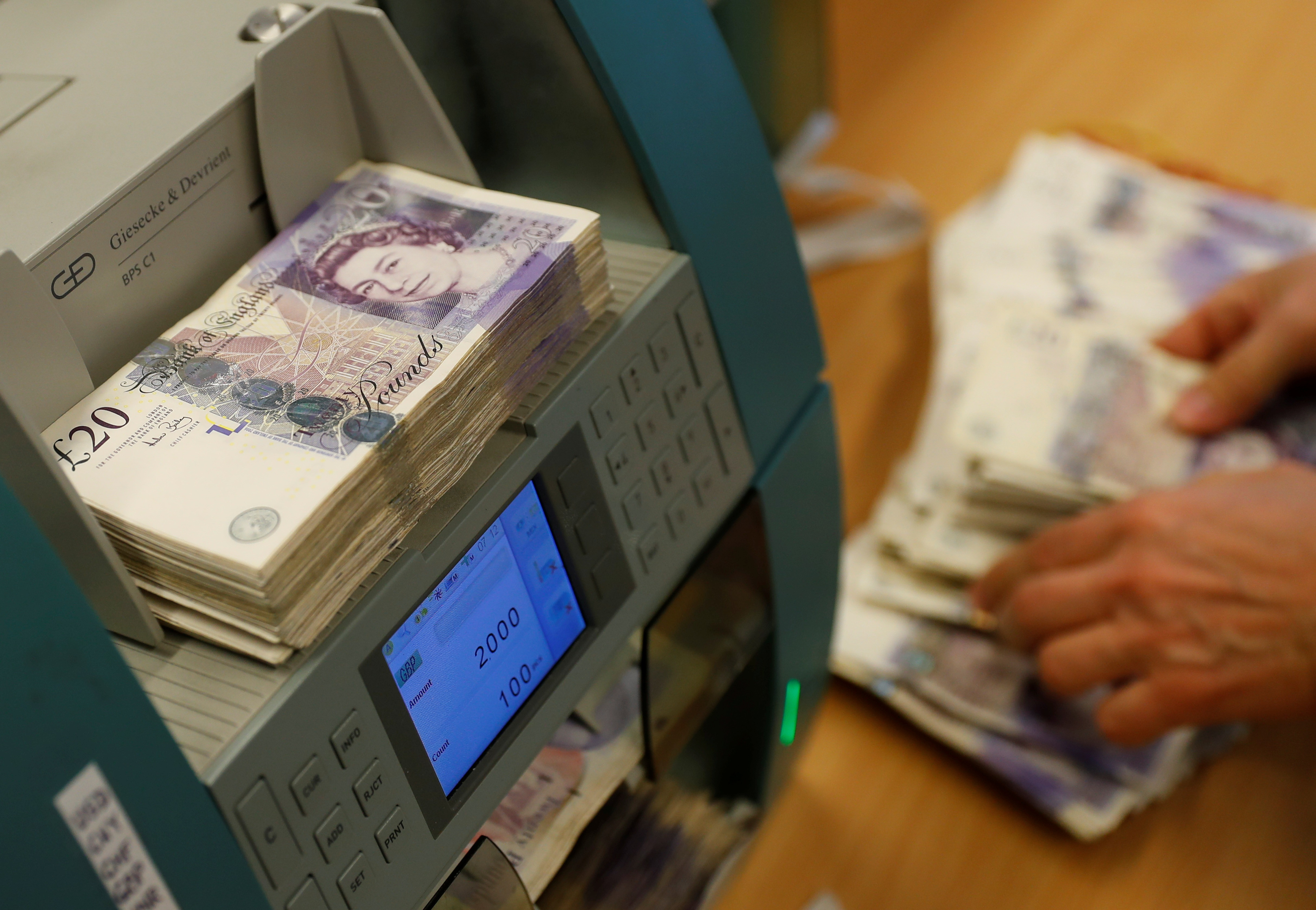 ضبط متهمين بغسل أموال بعد الاستيلاء على 60 مليون جنيه عبر تطبيق مشتريات إلكتروني