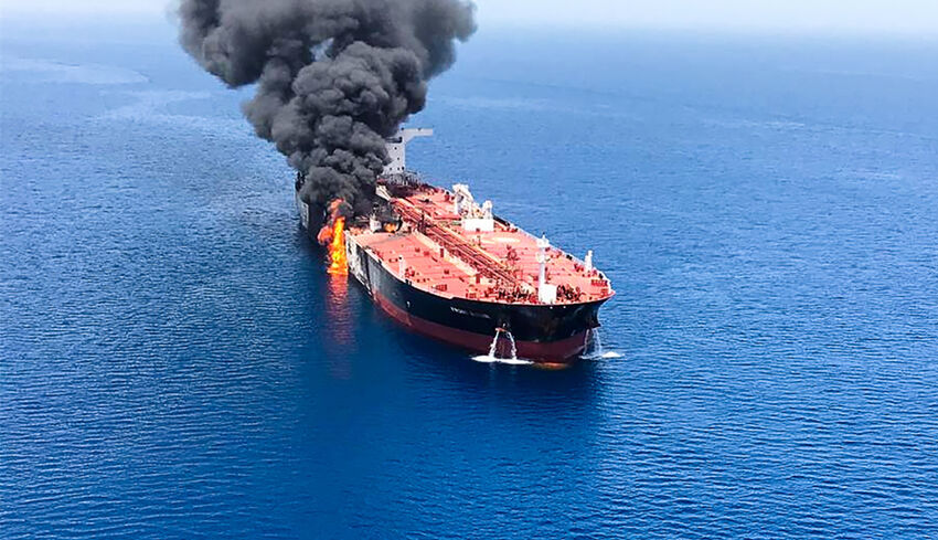 الحوثيون يهاجمون سفينة في البحر الأحمر
