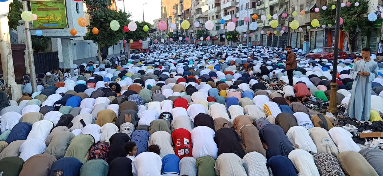 أهالي قنا يؤدون صلاة العيد أهالي قنا يؤدون صلاة العيد