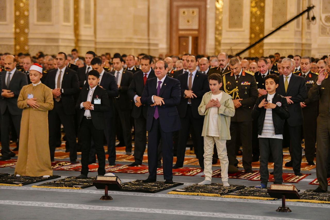 السيسي يؤدي صلاة عيد الفطر