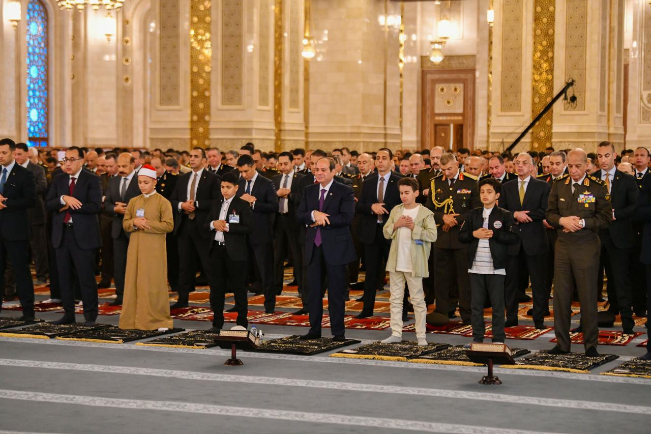 السيسي يؤدي صلاة عيد الفطر