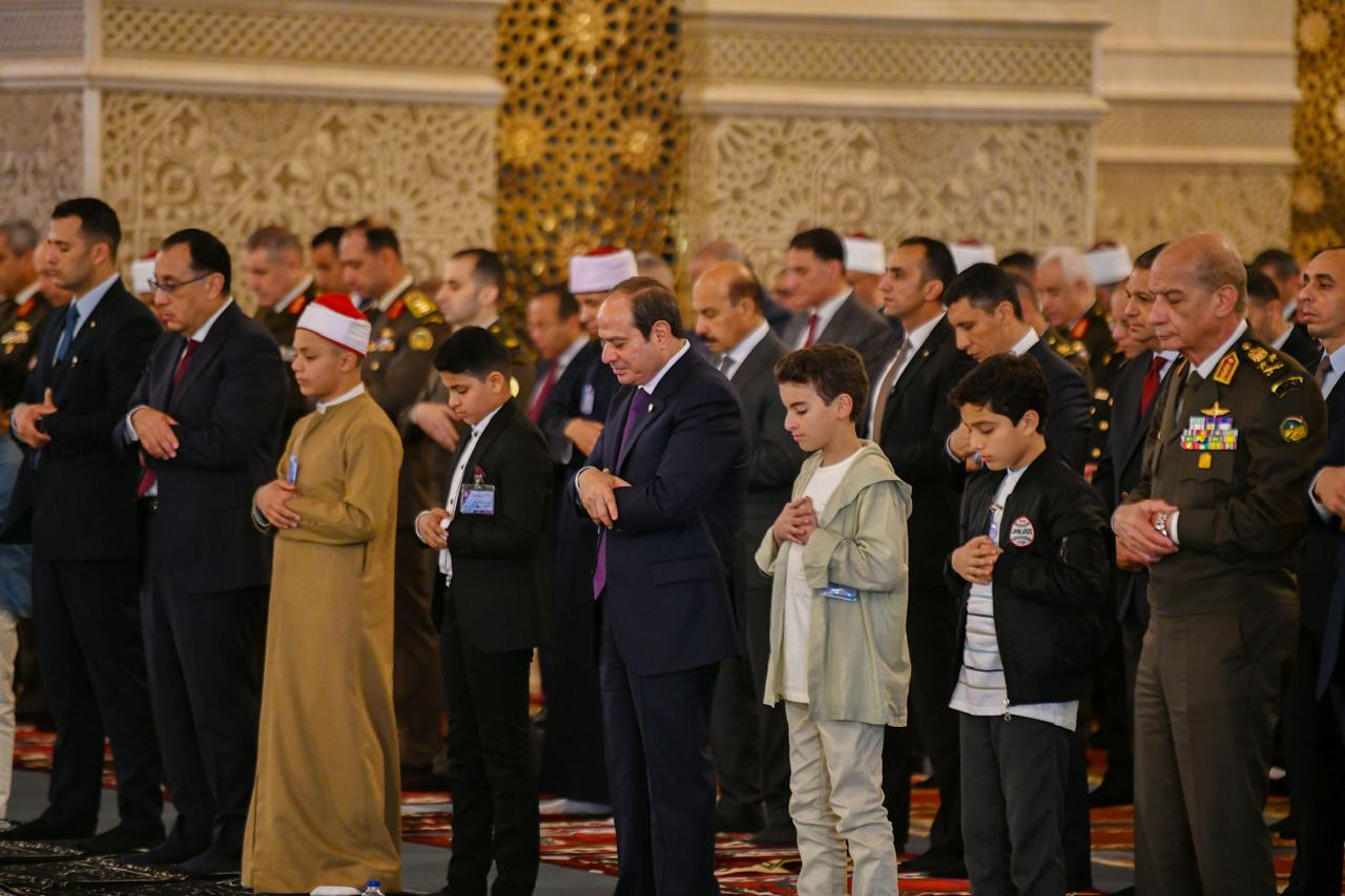 السيسي يؤدي صلاة عيد الفطر
