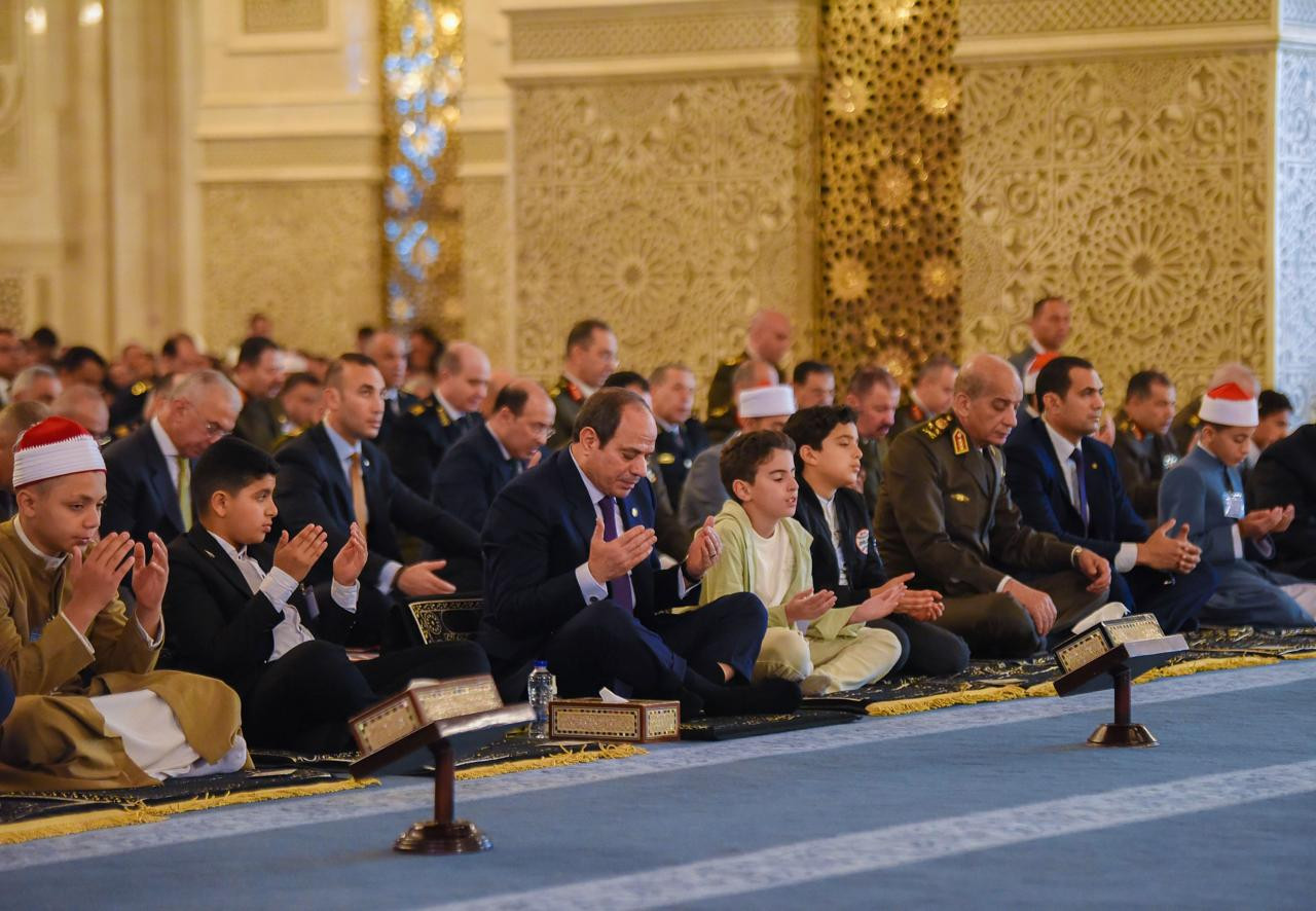 السيسي يؤدي صلاة عيد الفطر