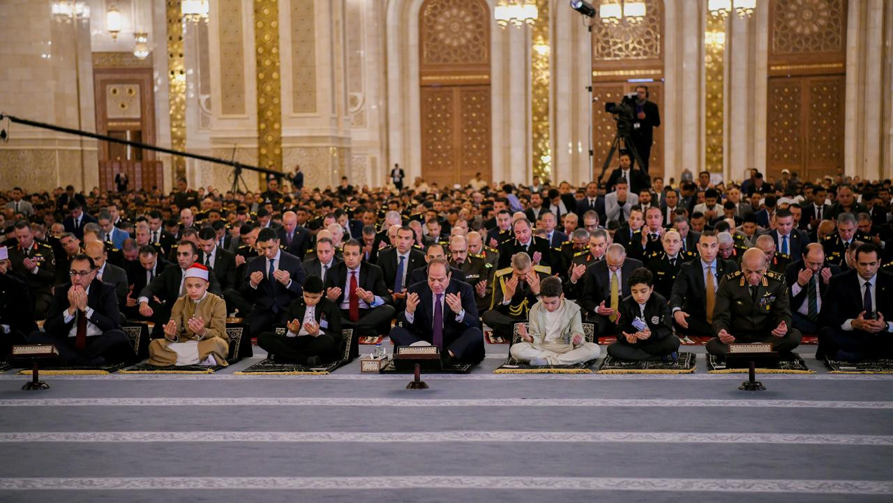 السيسي يؤدي صلاة عيد الفطر