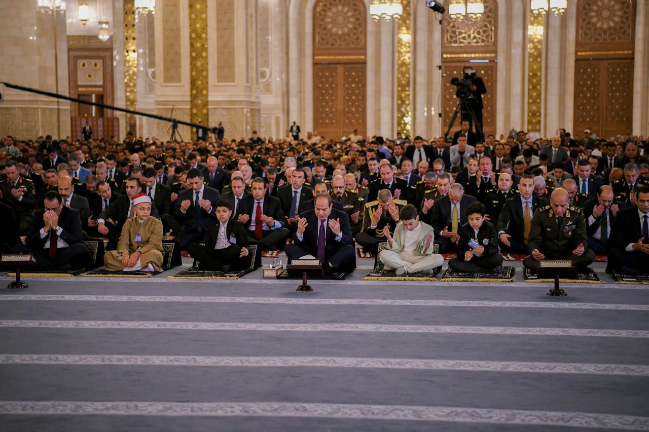 السيسي يؤدي صلاة عيد الفطر