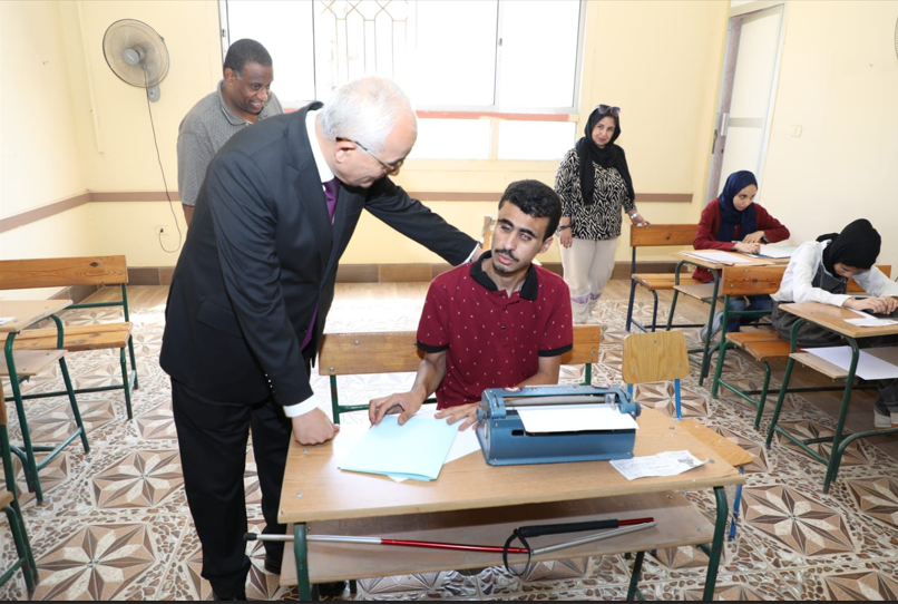 وزير التعليم يتفقد امتحانات الطلاب المكفوفين