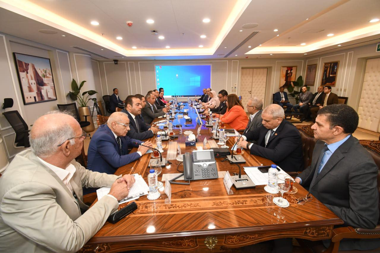 وزير الإسكان خلال اللقاء وزير الإسكان خلال اللقاء