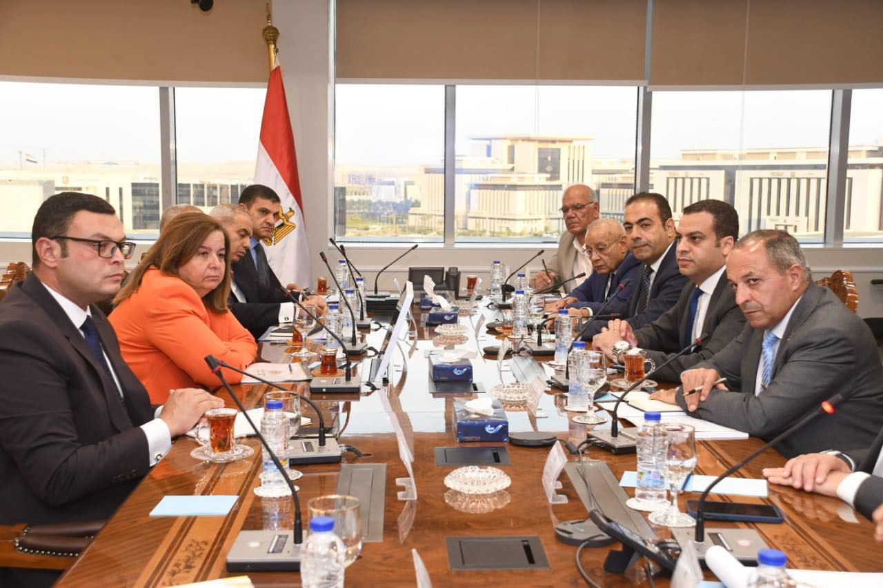 وزير الإسكان خلال اللقاء وزير الإسكان خلال اللقاء