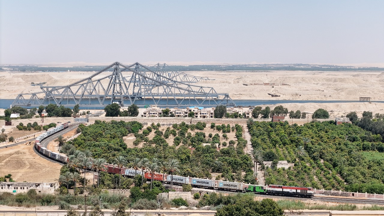 عبور أول قطار حاويات إلى سيناء