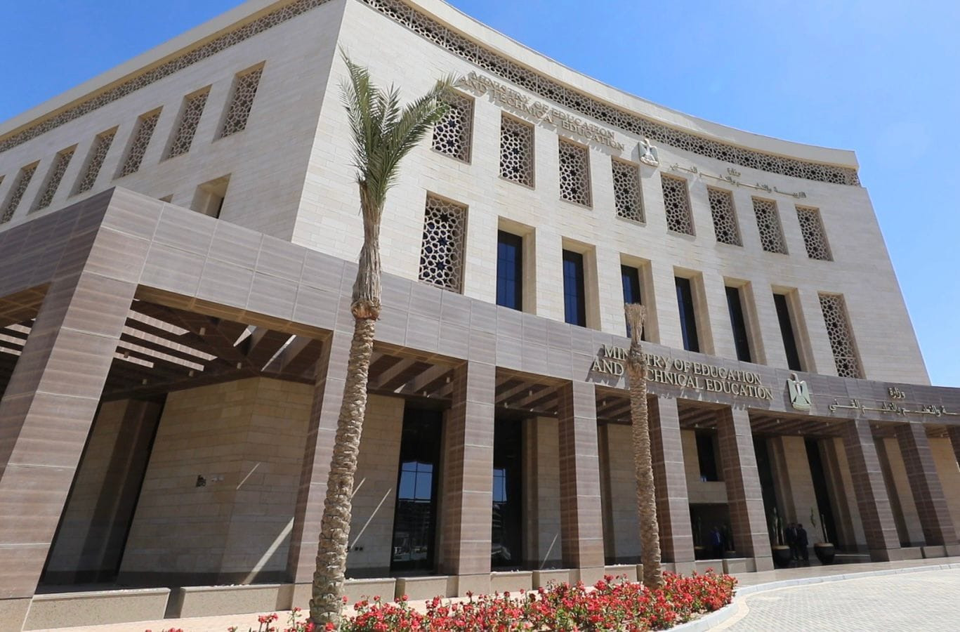 وزارة التعليم تؤكد التزامها بقرارات المحافظين بشأن تعطيل الدراسة وتوجهاتها واضحة