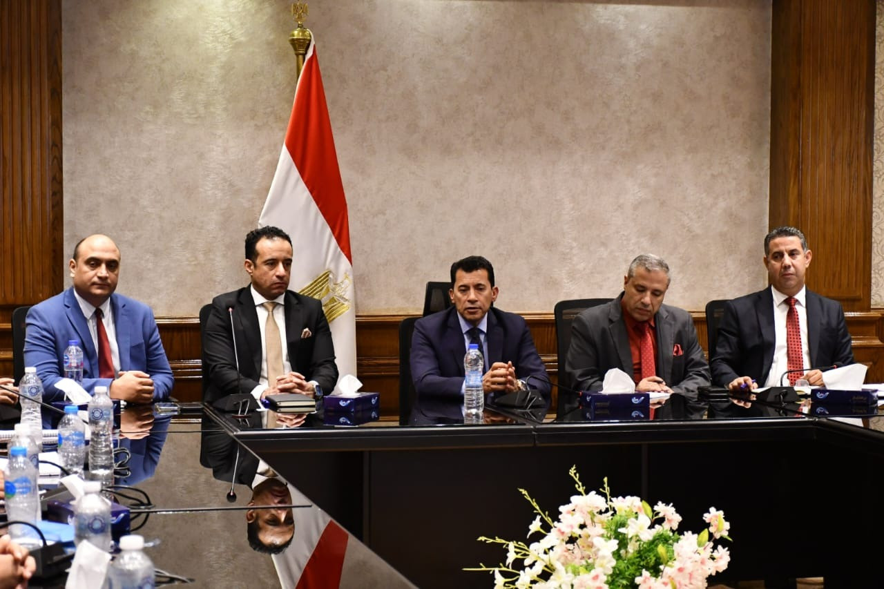 جانب من اجتماع وزير الرياضة جانب من اجتماع وزير الرياضة