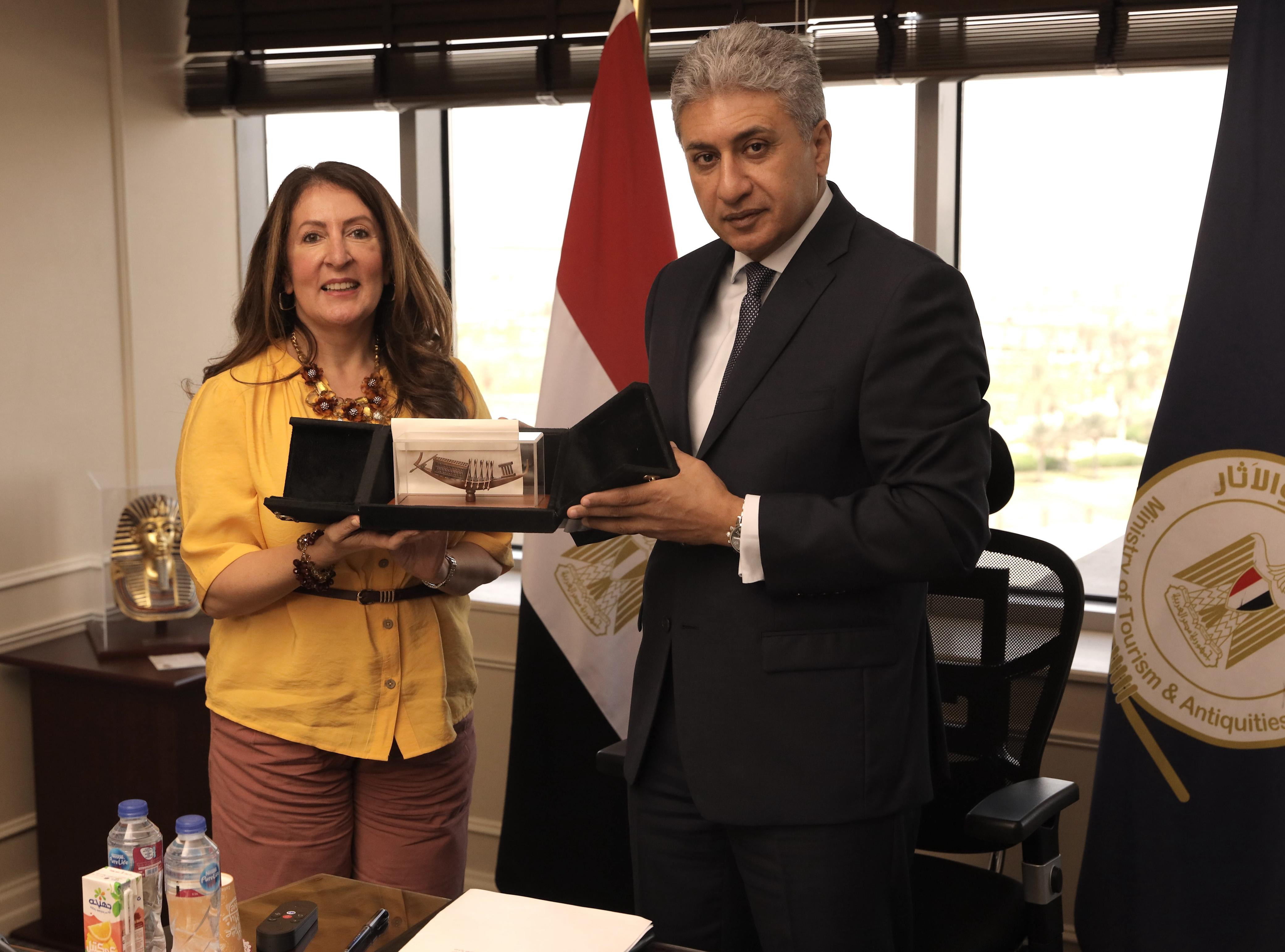 وزير السياحة والسفيرة الأمريكية
