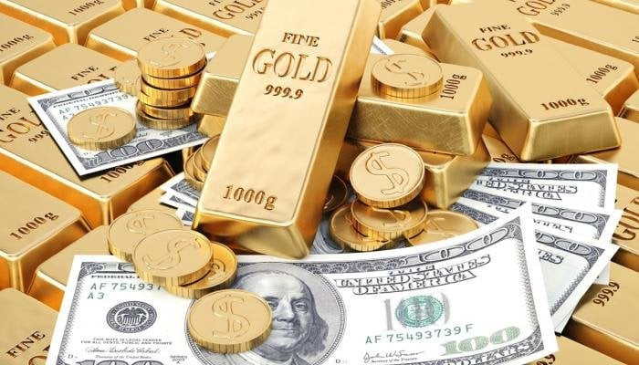 خبير اقتصادي يكشف: الدولار أم الذهب.. أيهما أفضل للشراء والبيع الآن؟
