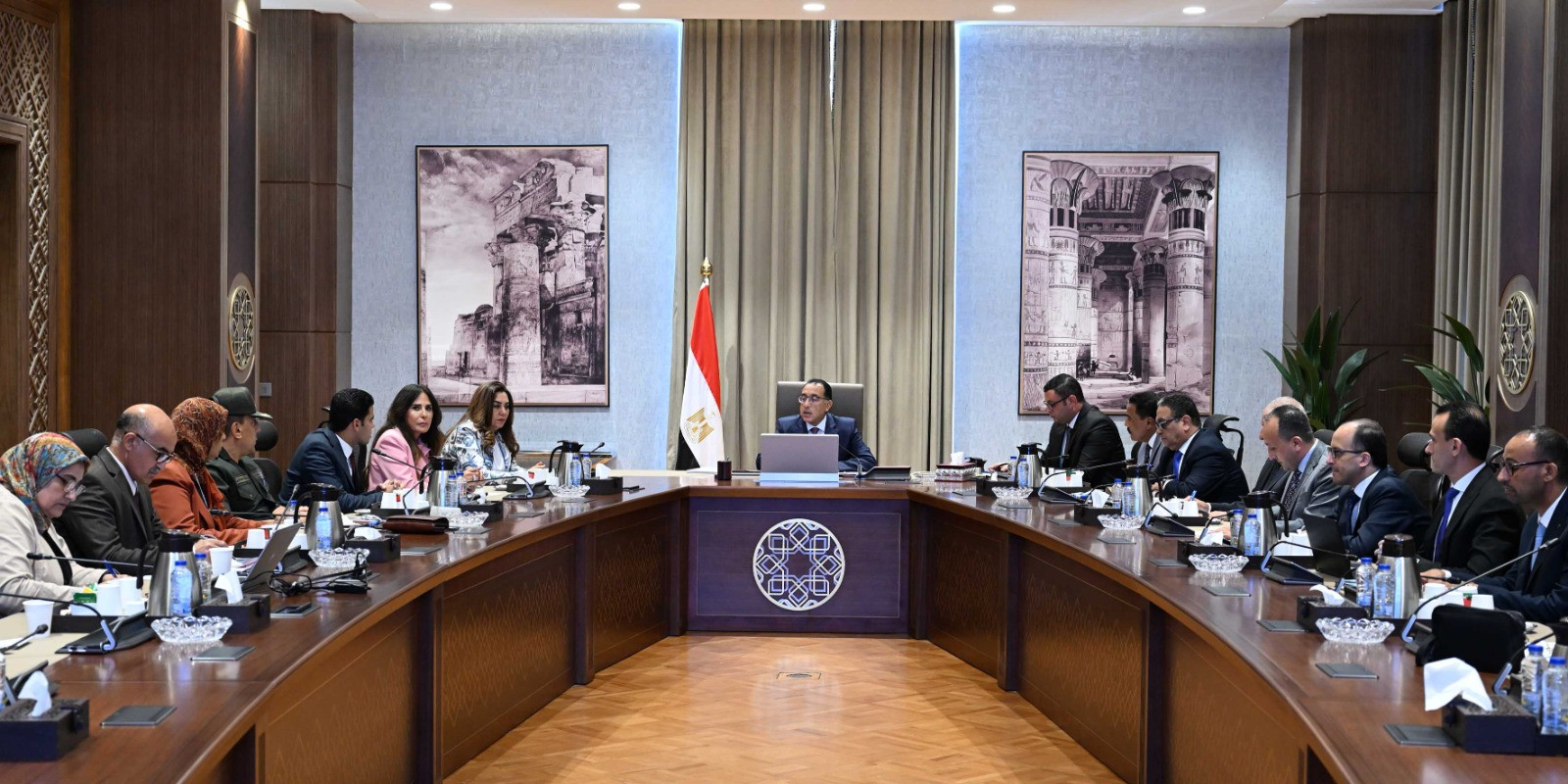 رئيس الوزراء خلال الاجتماع