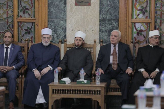 وزير الأوقاف يقدم واجب العزاء في والدة الدكتور جابر طايع
