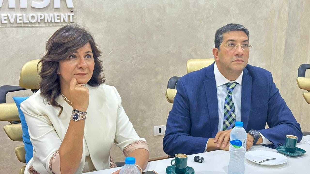 السفيرة نبيلة مكرم تزور مؤسسة راعي مصر