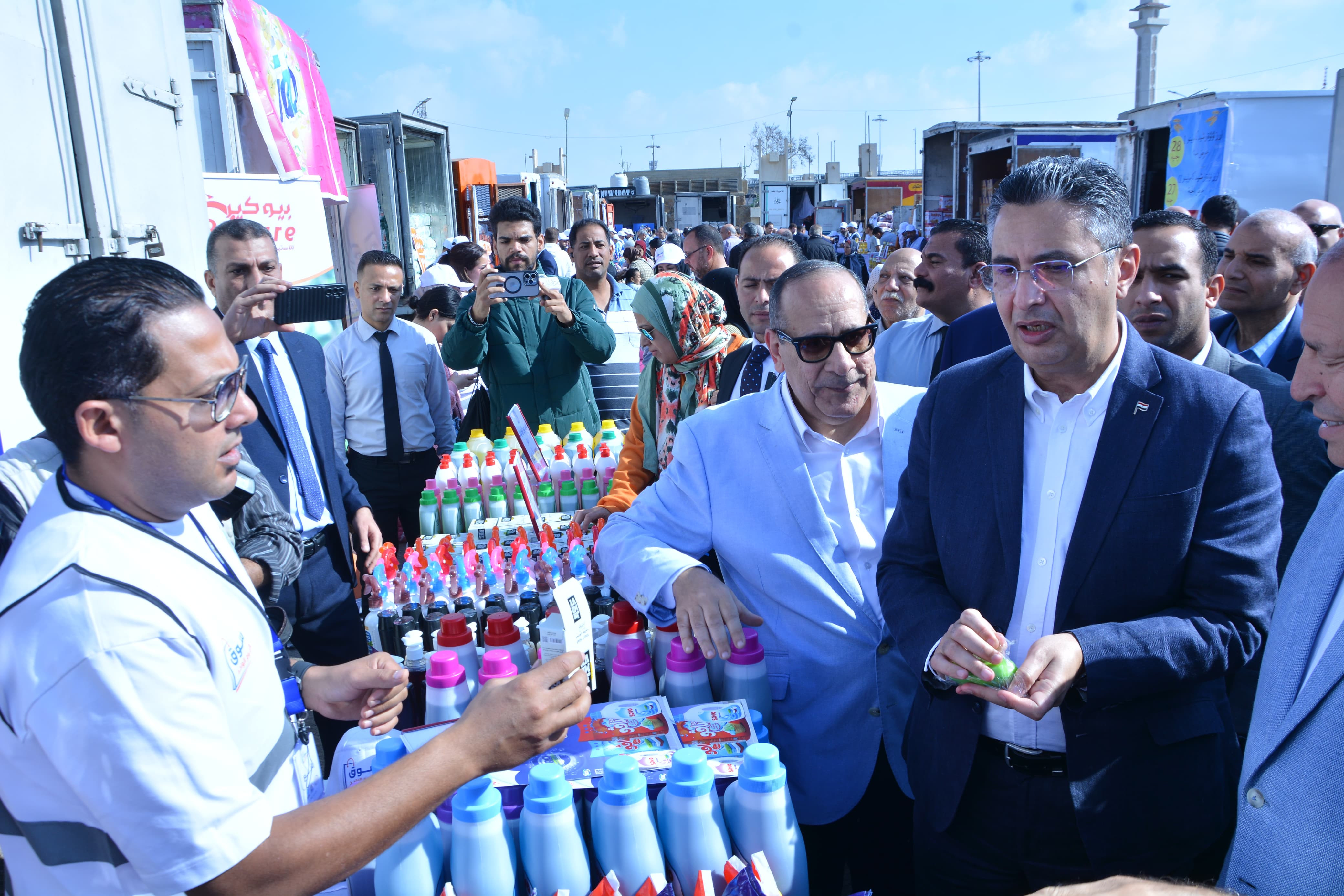 وزير التموين يفتتح سوق اليوم الواحد