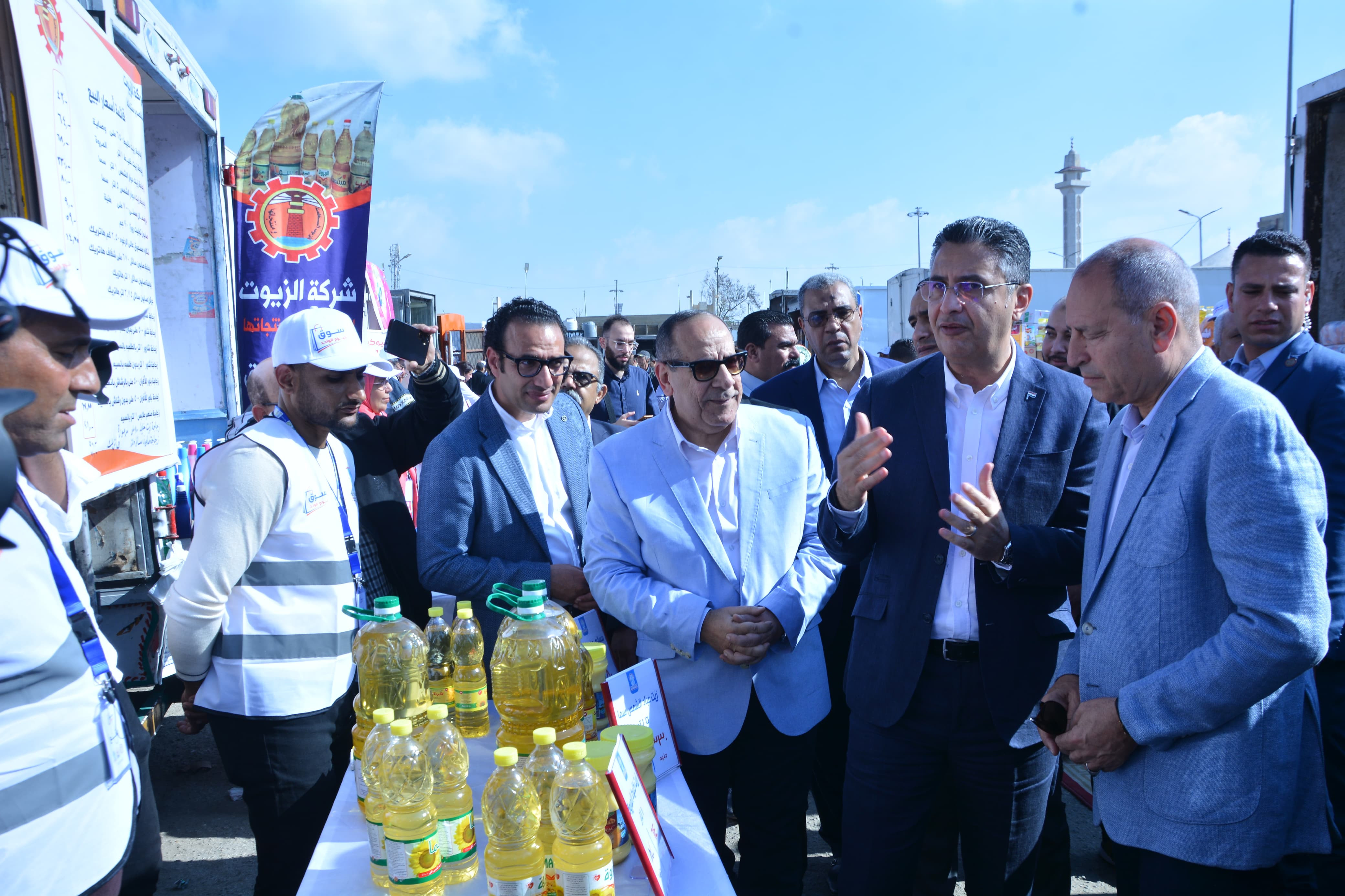 وزير التموين يفتتح سوق اليوم الواحد