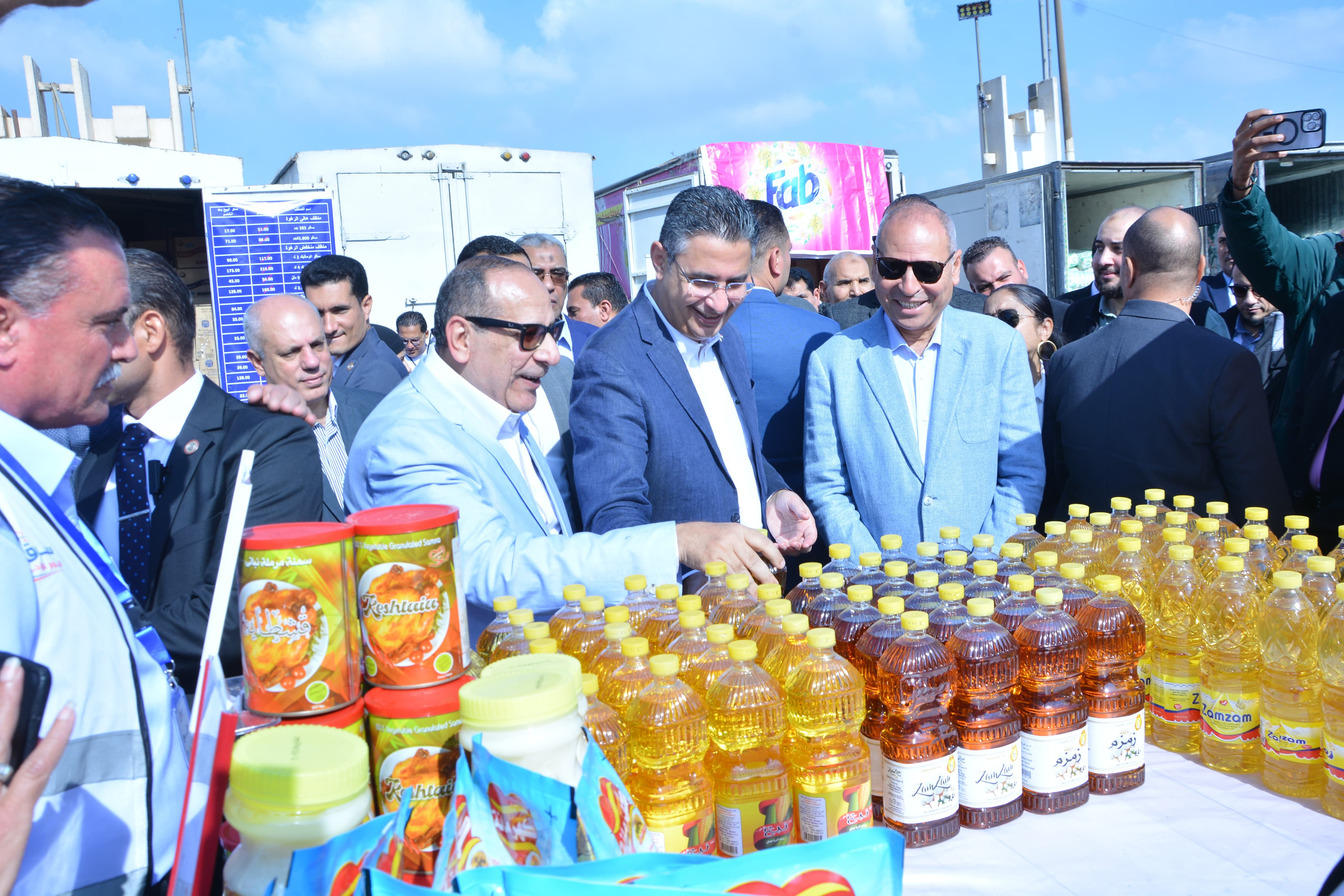 وزير التموين يفتتح سوق اليوم الواحد