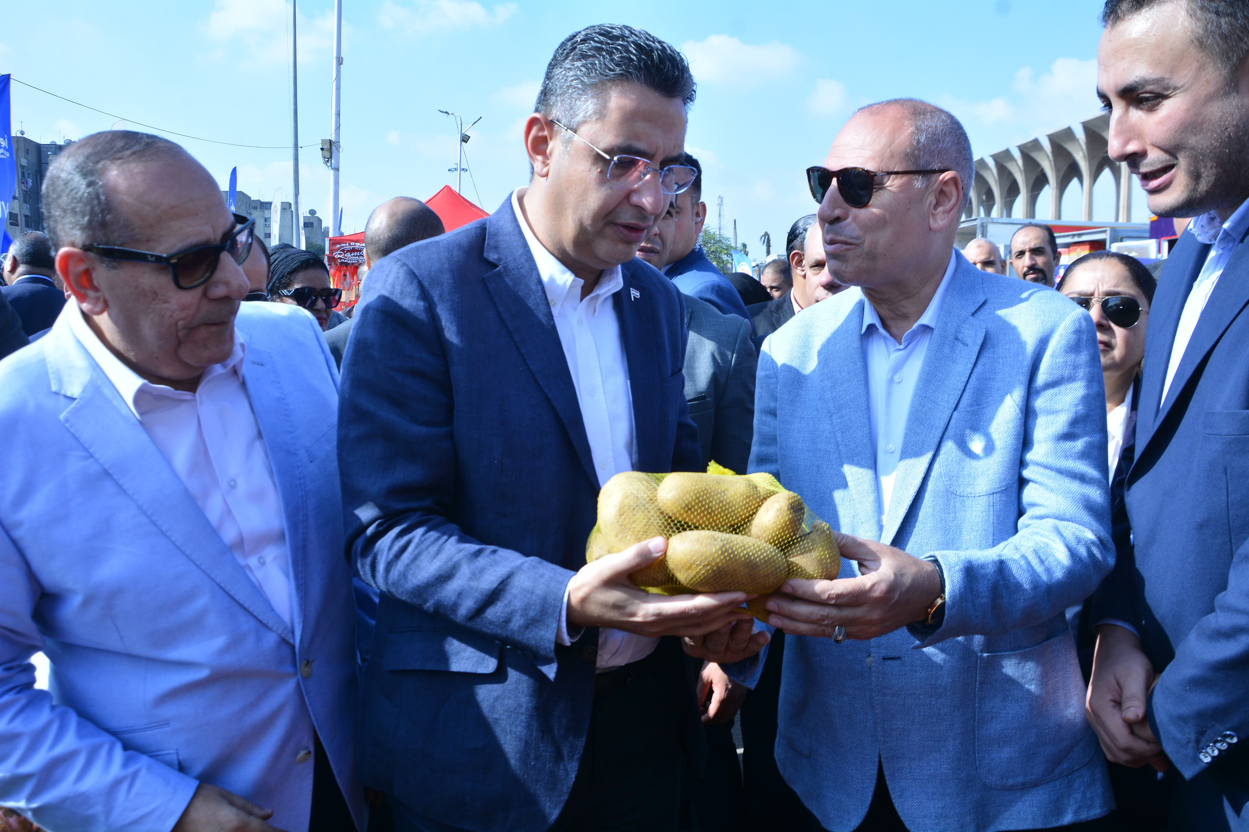 وزير التموين يفتتح سوق اليوم الواحد