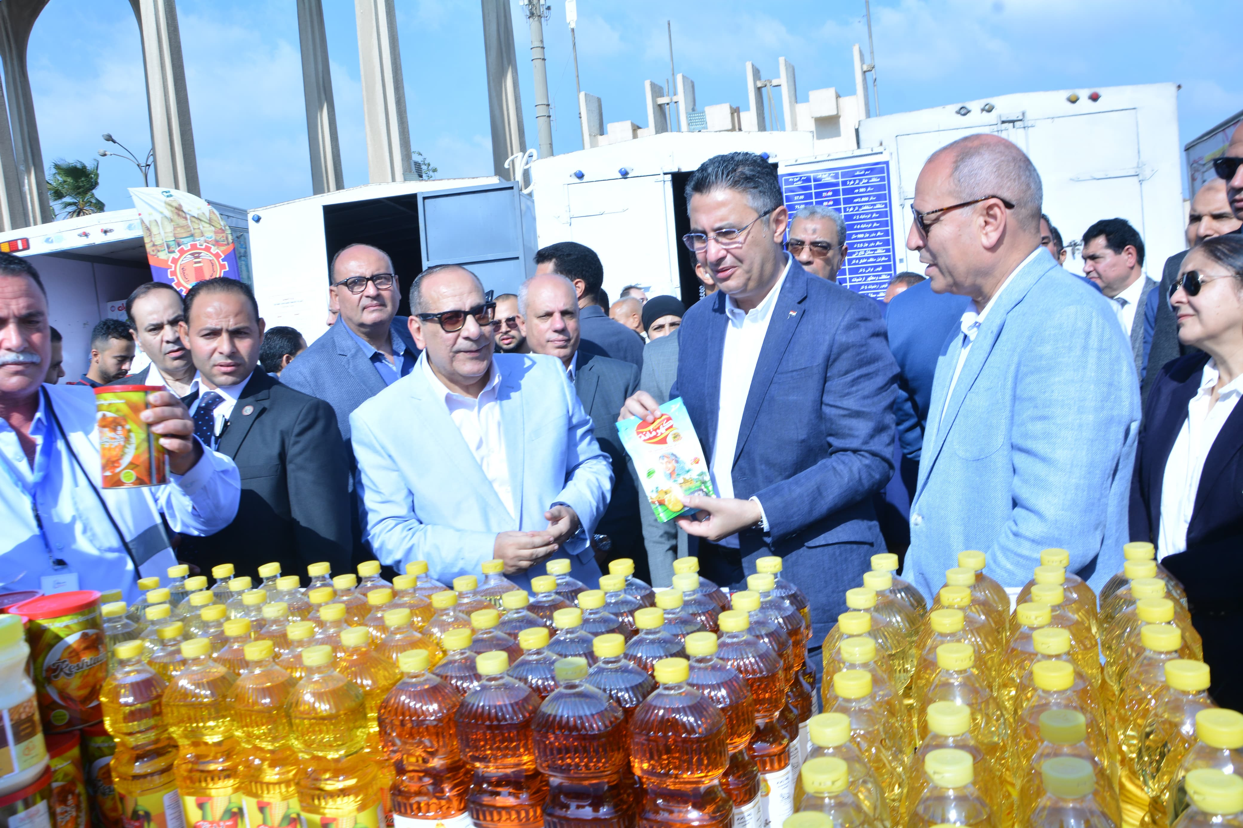 وزير التموين يفتتح سوق اليوم الواحد