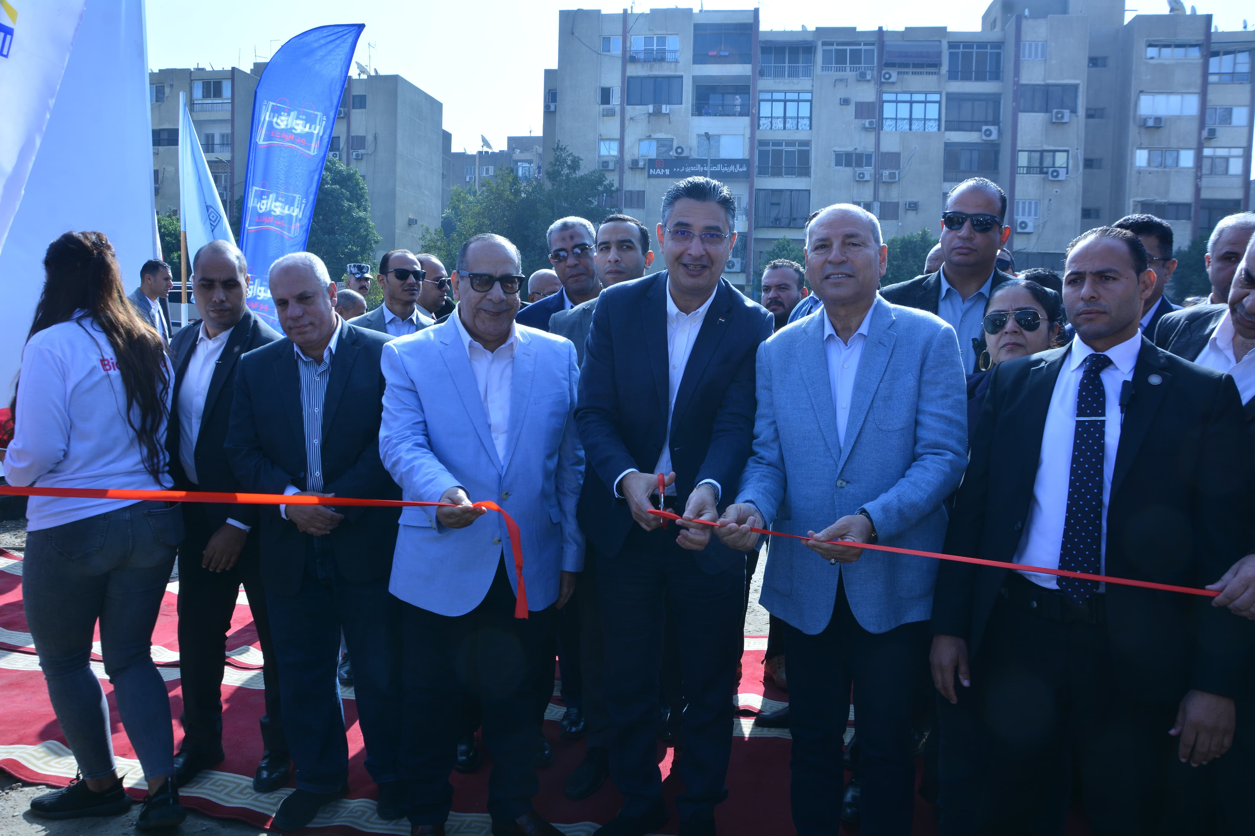 وزير التموين يفتتح سوق اليوم الواحد