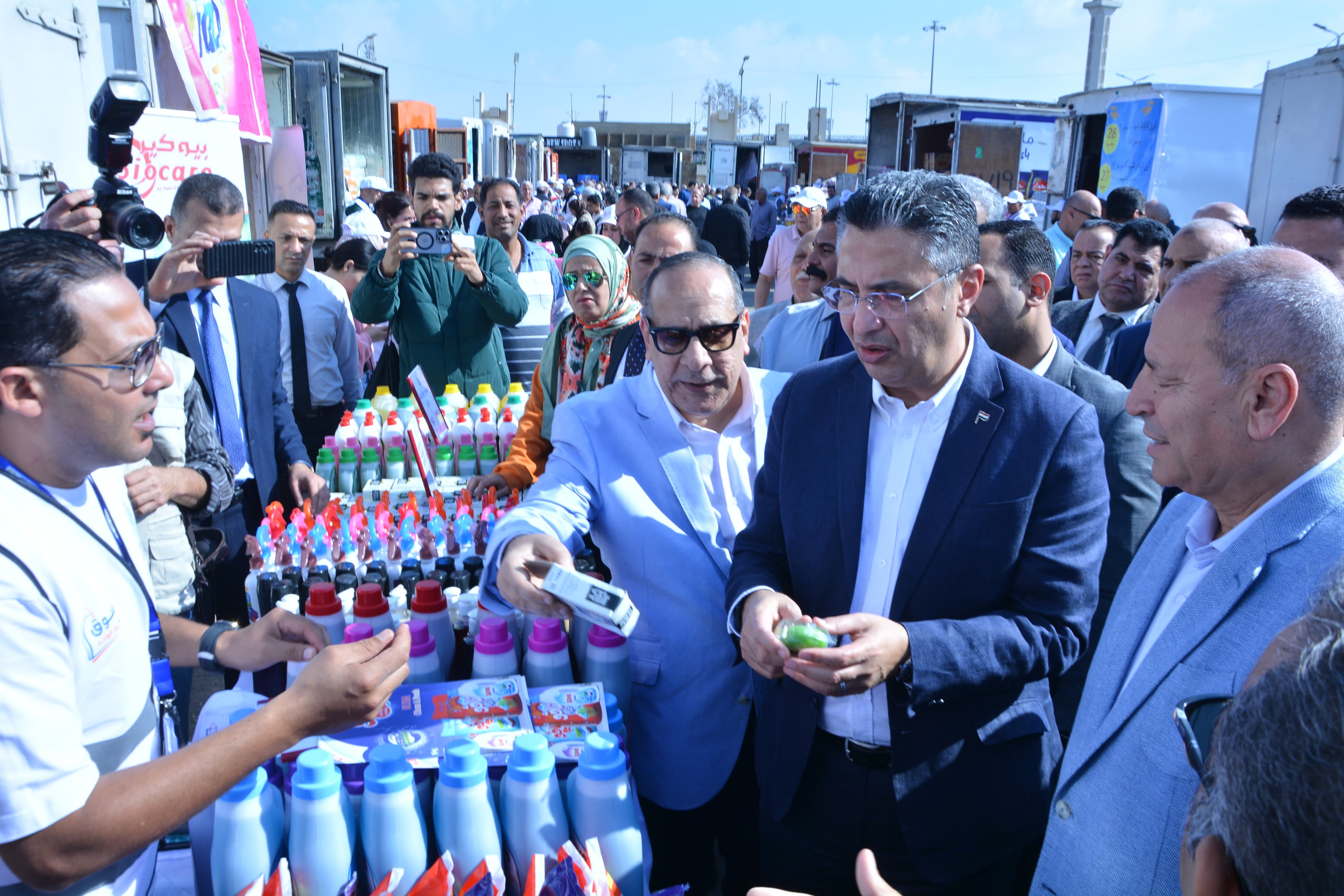 وزير التموين يفتتح سوق اليوم الواحد