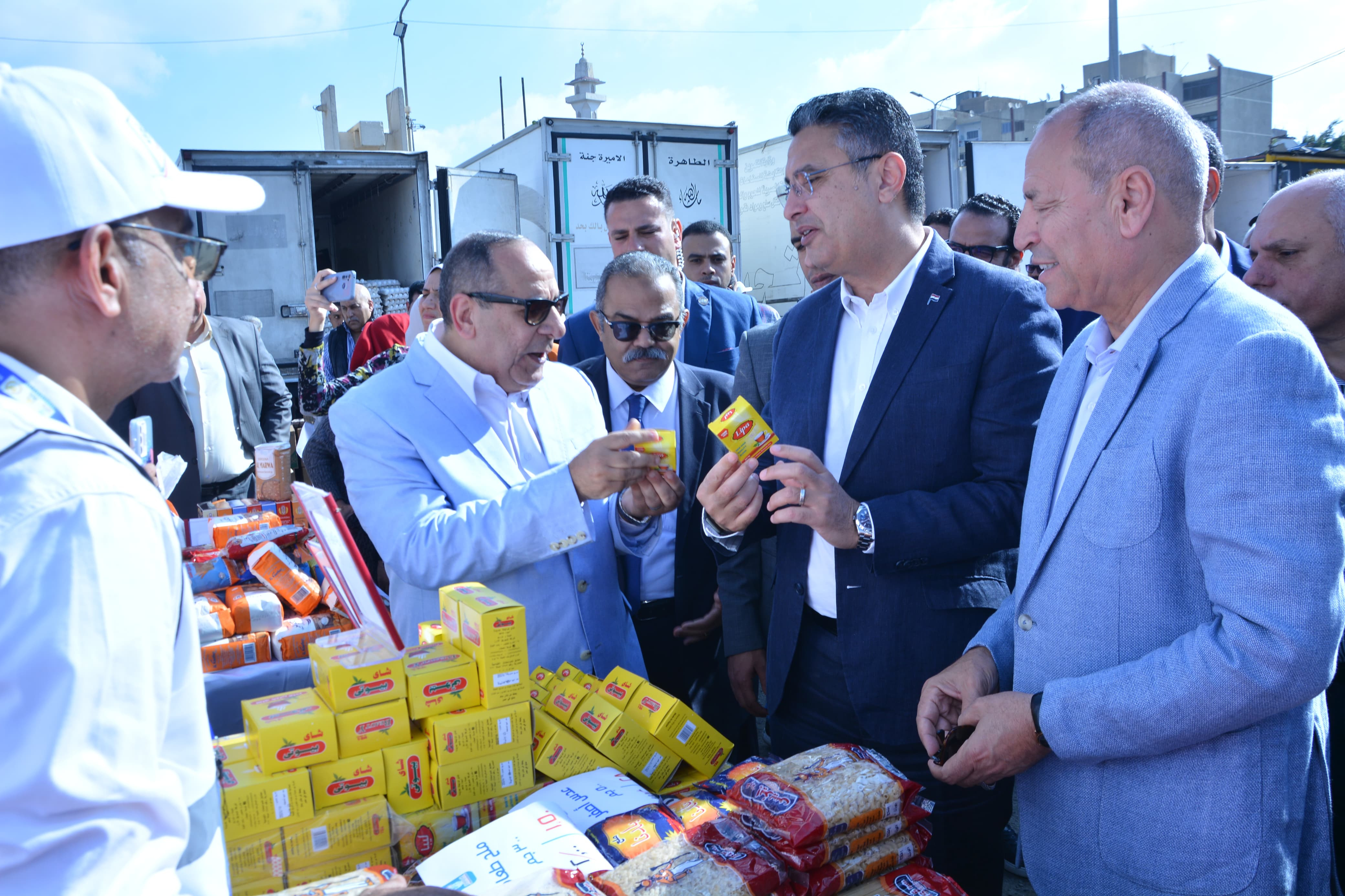 وزير التموين يفتتح سوق اليوم الواحد