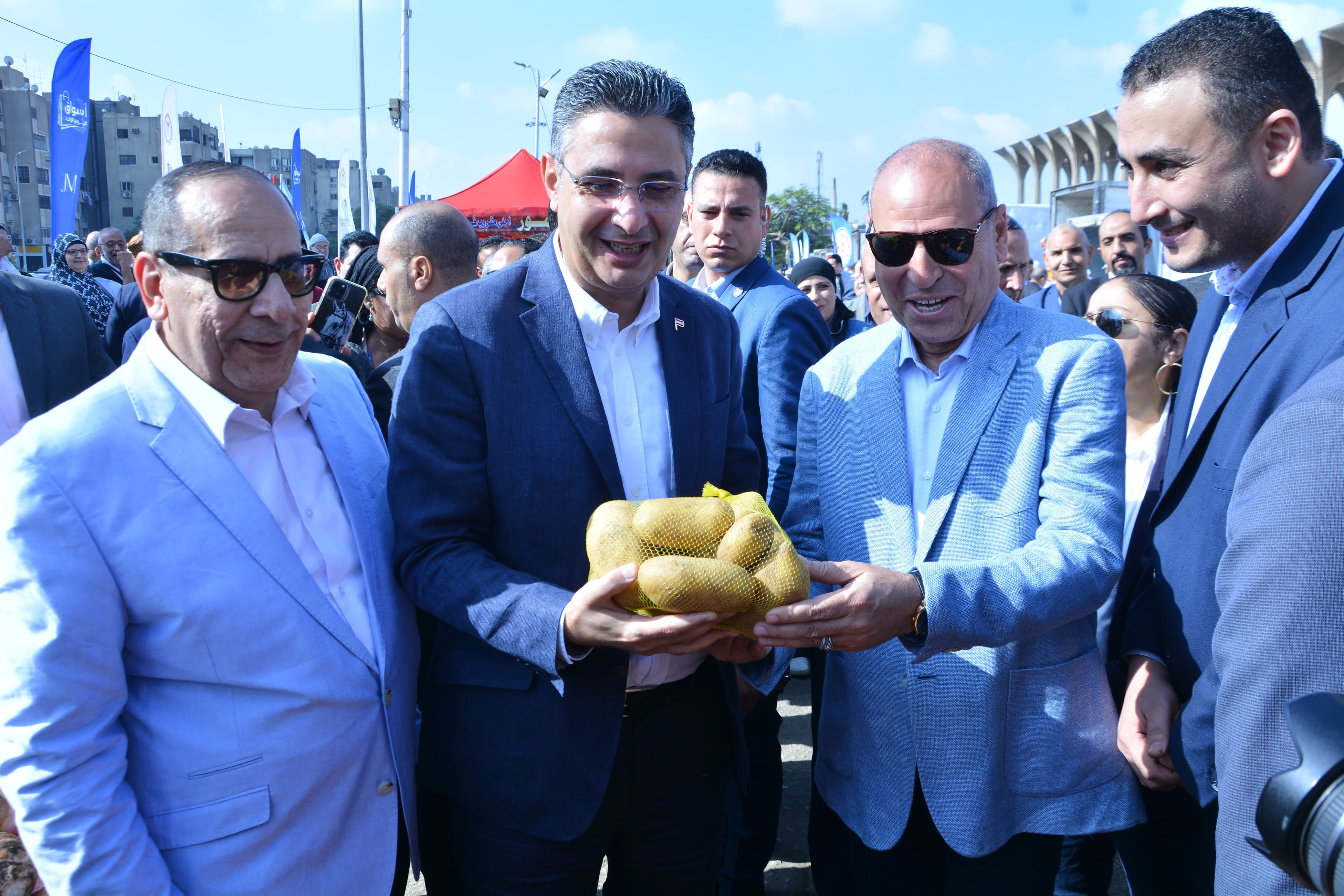 وزير التموين يفتتح سوق اليوم الواحد