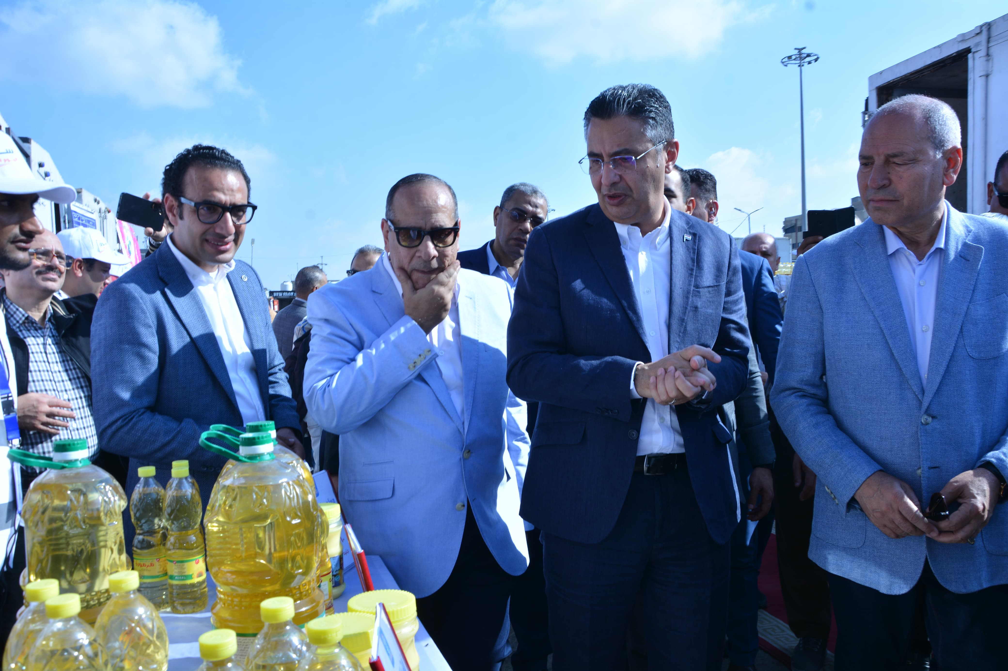 وزير التموين يفتتح سوق اليوم الواحد