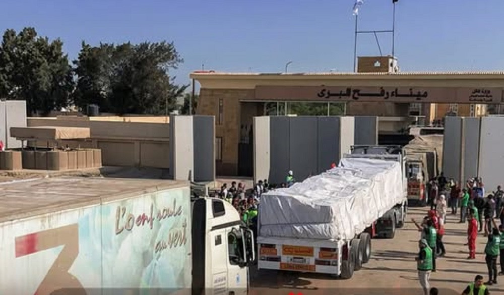 الهلال الأحمر المصري يقدم مساعدات غذائية وطبية لدعم الفلسطينيين في غزة