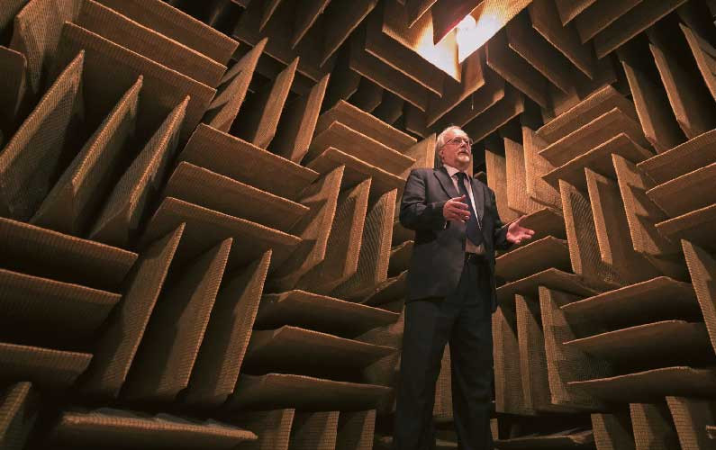 غرفة الصدى السالب في مختبرات أورفيلد في مينيسوتا بأمريكا