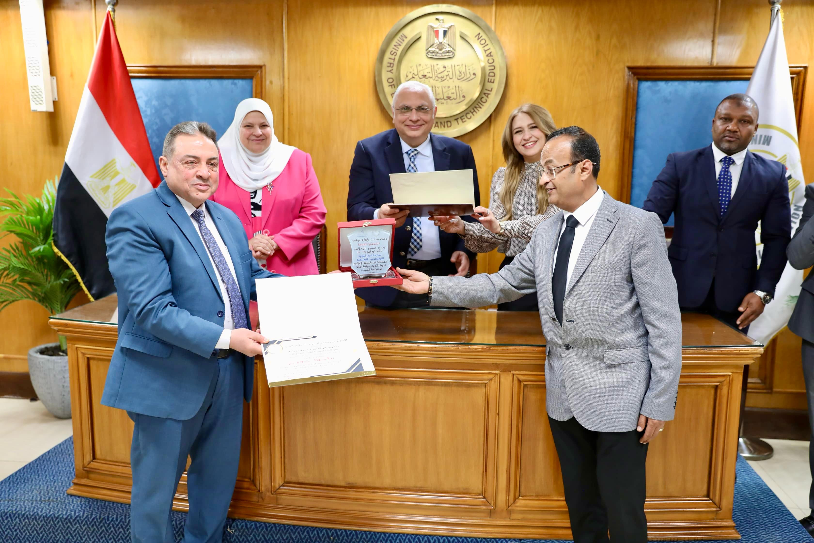 التعليم تكرم الطلاب المتميزين والمبدعين بمدارس التكنولوجيا التطبيقية