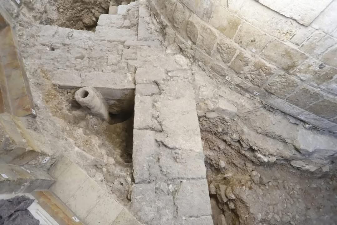 بستان وقبر في مَجمع كنيسة القيامة بالقدس