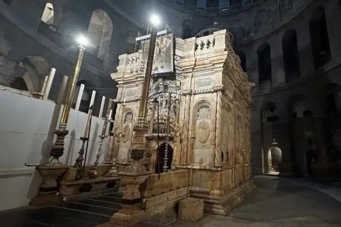 بستان وقبر في مَجمع كنيسة القيامة بالقدس
