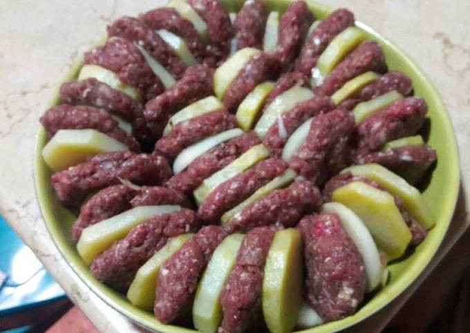 شكل طبق كفتة بشرائح البطاطس