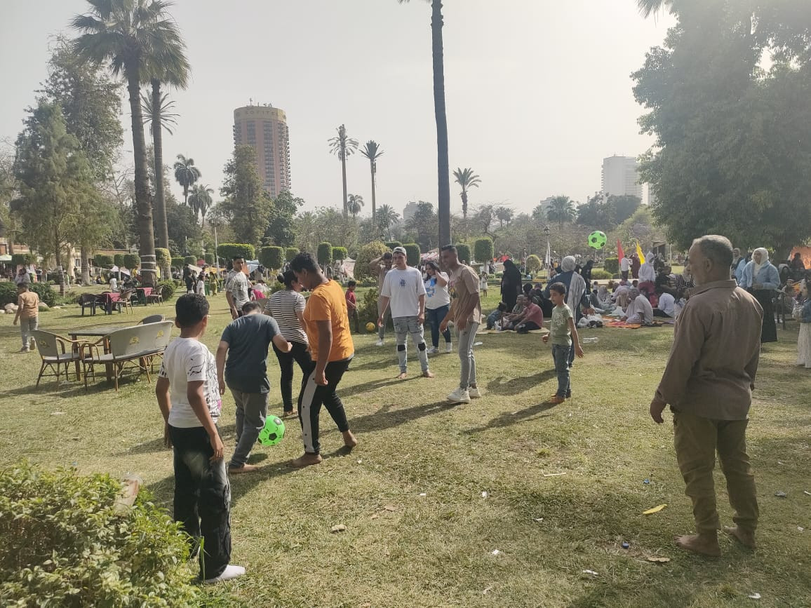 إقبال كثيف من المواطنين على حديقة الحرية للاحتفال بشم النسيم
