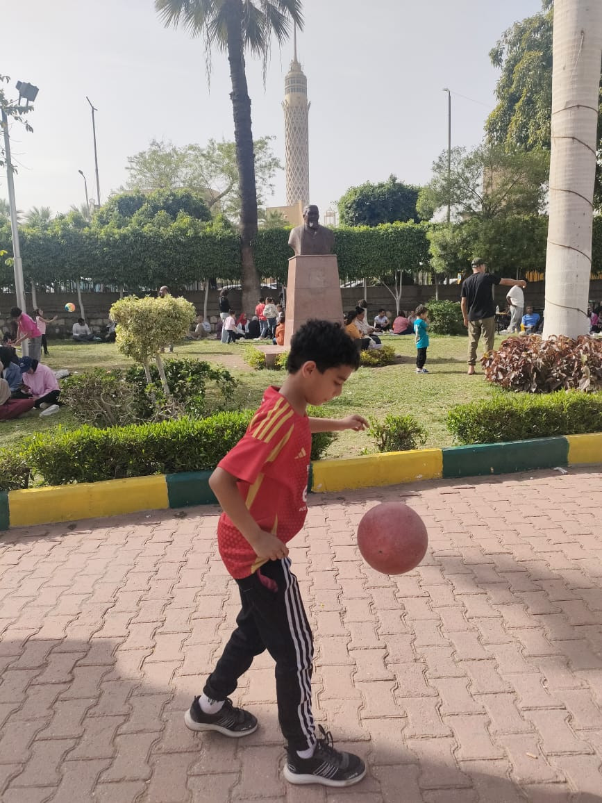 إقبال كثيف من المواطنين على حديقة الحرية للاحتفال بشم النسيم