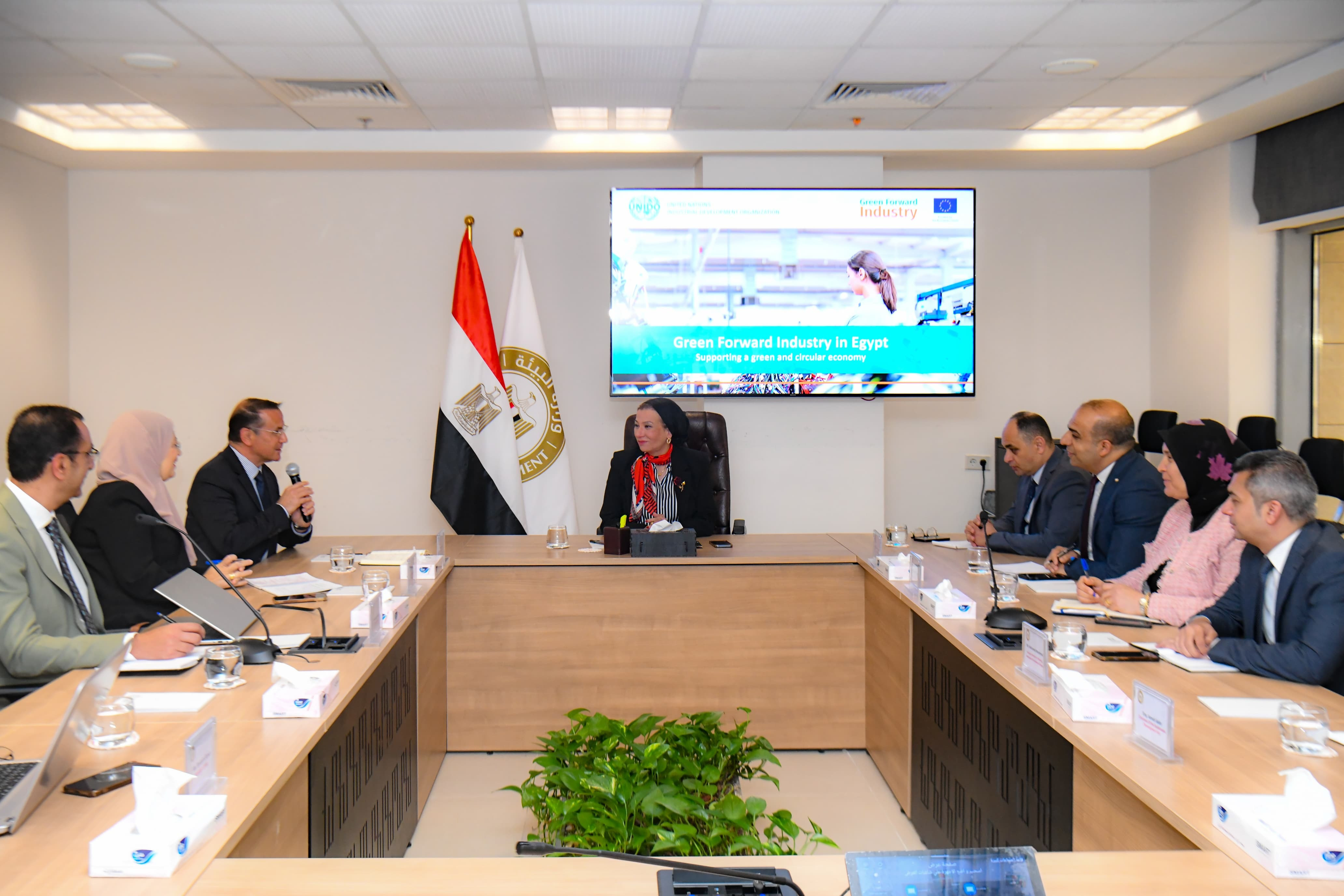 وزيرة البيئة