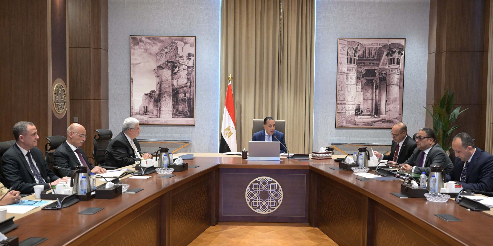 جانب من اجتماع رئيس الوزراء