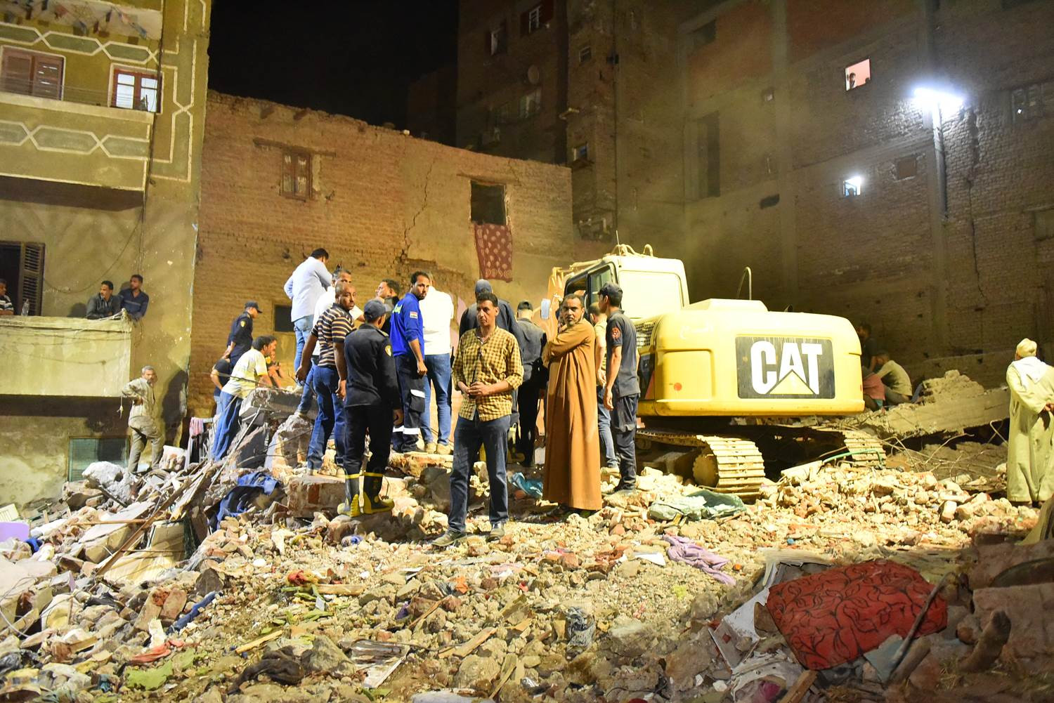 محافظ أسيوط خلال تفقد موقع المنزل المنهار