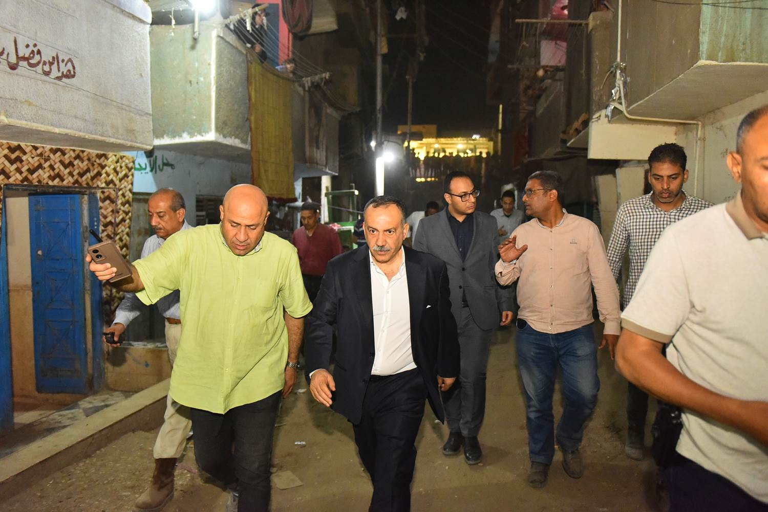 محافظ أسيوط خلال تفقد موقع المنزل المنهار